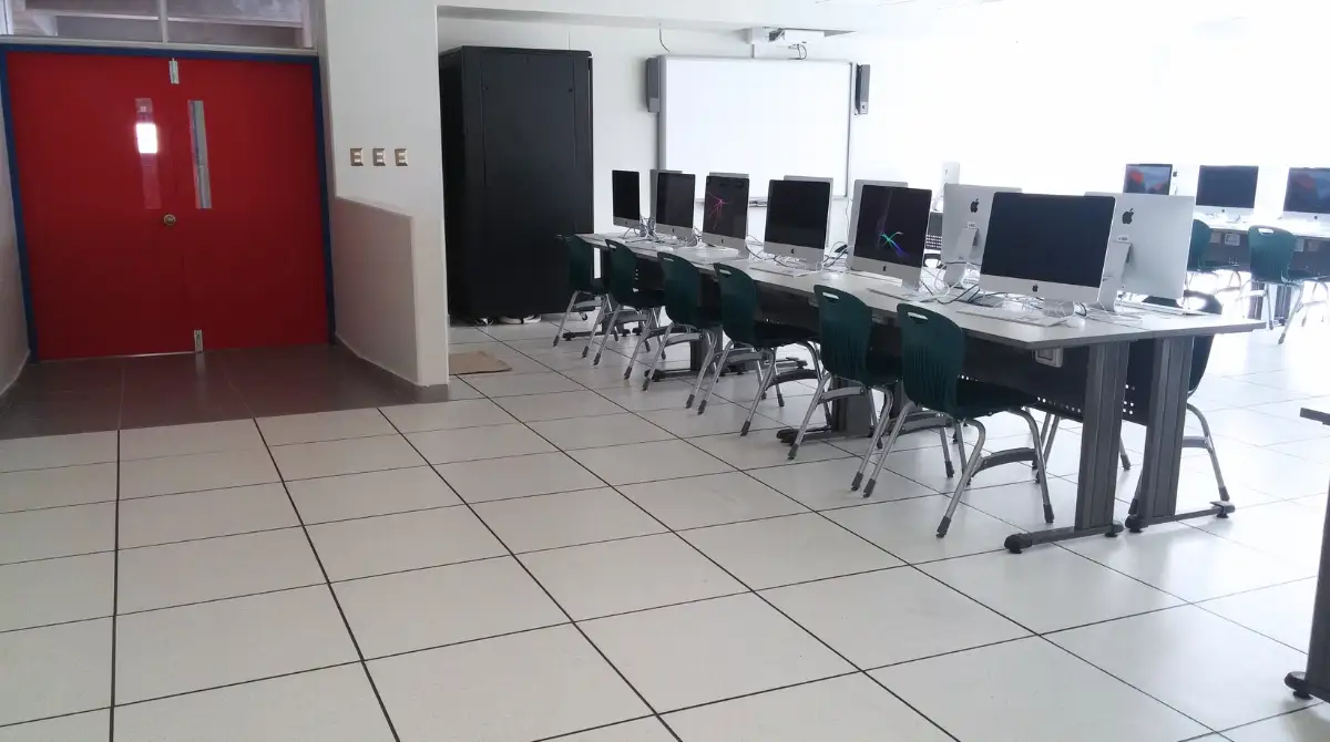 Piso técnico elevado para oficina moderna con infraestructura tecnológica y cableado organizado.