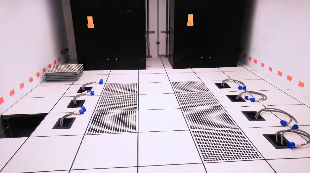Pisos técnicos elevados para Data Center con sistema de ventilación y gestión de cableado.