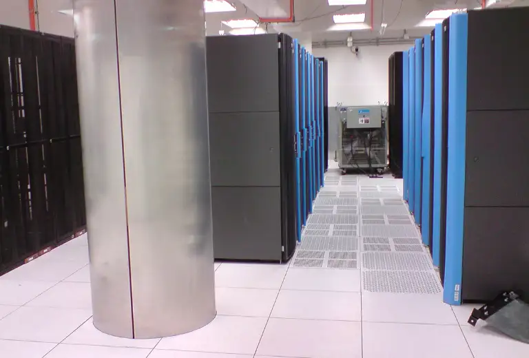 Instalación de piso técnico elevado en la sede BCP La Molina.