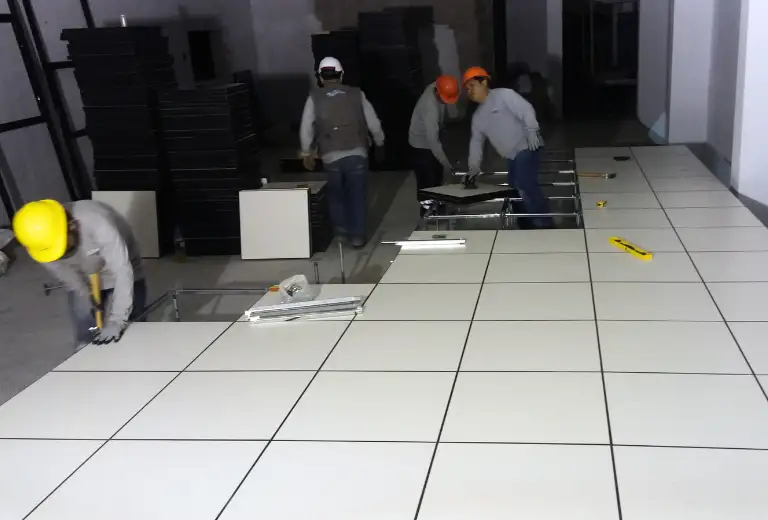 Sistema de piso técnico elevado implementado en Hospital Bellavista.