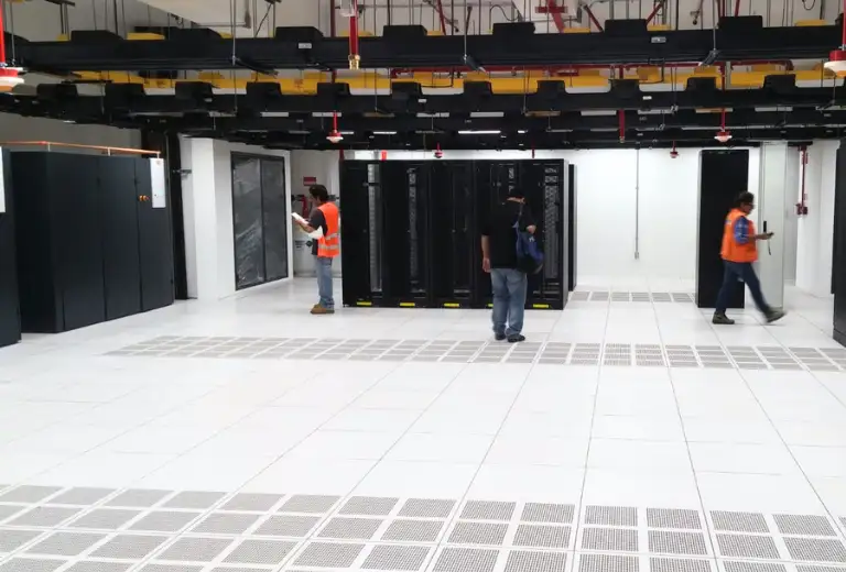 Instalación de piso técnico elevado en Universidad de Ica.
