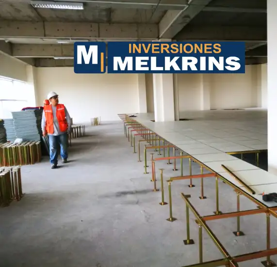 Equipo de Melkrins realizando la instalación de pisos técnicos elevados para oficinas y Data Centers.