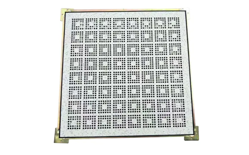 Rejilla de ventilación para piso técnico elevado utilizada en data centers y salas de servidores.